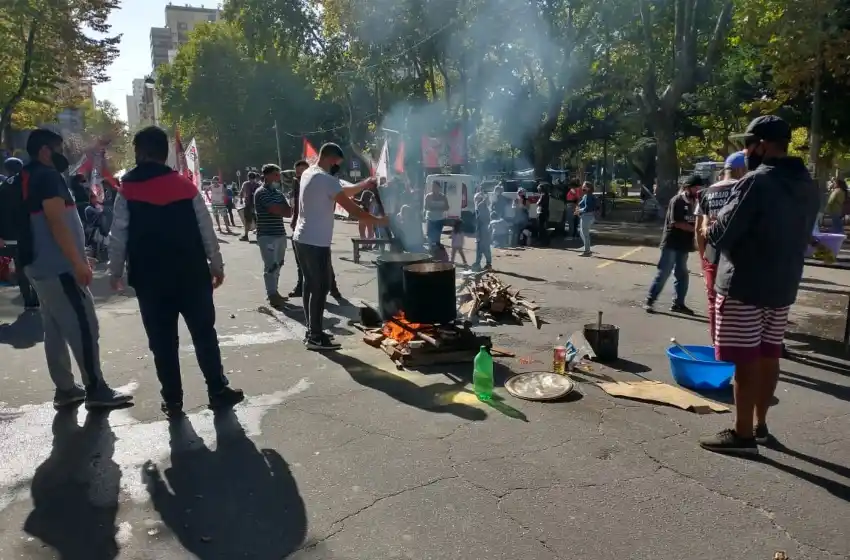 Corte total en Luro e Hipólito Yrigoyen: realizan un "polentazo" por aumento salarial