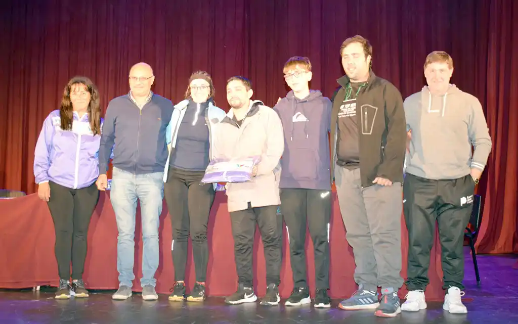 Acto. De entrega de indumentaria para la delegación