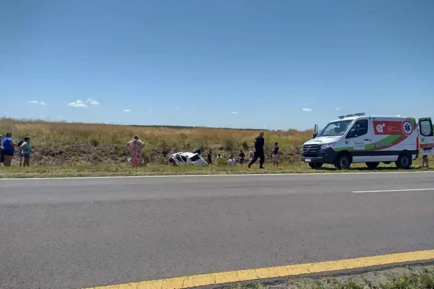 Volcó en Entre Ríos un auto que viajaba hacia Misiones: cinco personas fueron hospitalizadas