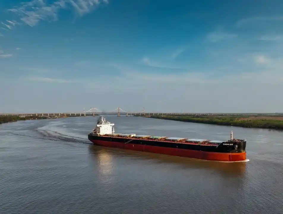 Barco navegando por el río Paraná