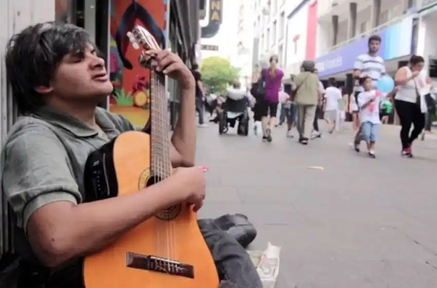 Deberán restituir la pensión por discapacidad al artista callejero Marcelo Moyano