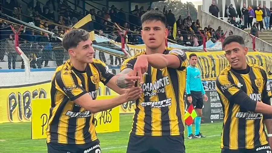 FOTO LAUTARO ESCUDERO El festejo de Domínguez, entre Labaroni y San Martín.