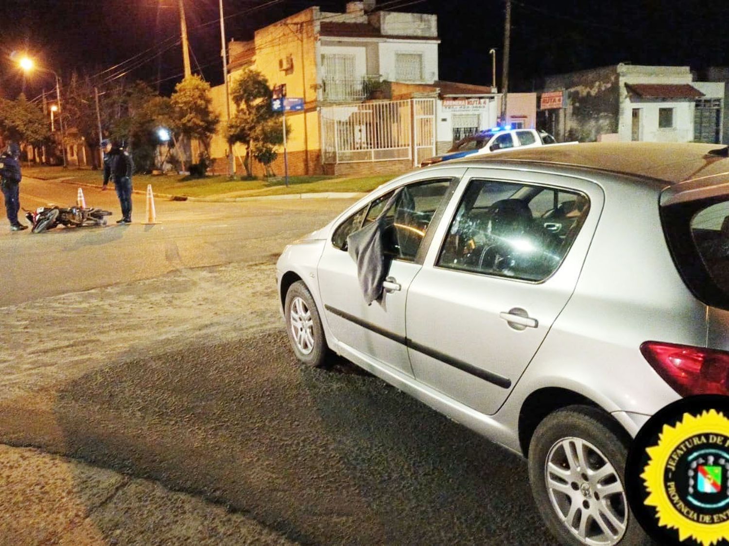 Choque entre un automóvil y una motocicleta dejó a una mujer hospitalizada
