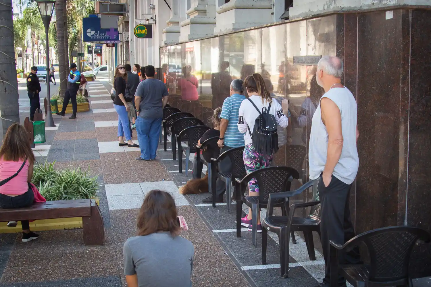 Continuarán los operativos en la zona bancaria: colocarán sillas para realizar la espera