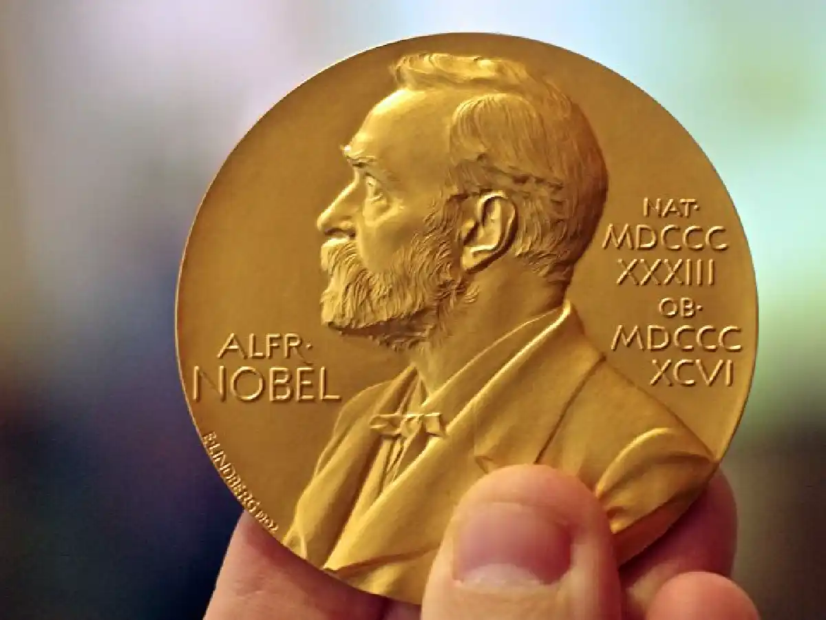 Otorgan el Nobel de Física a tres expertos en "agujeros negros"