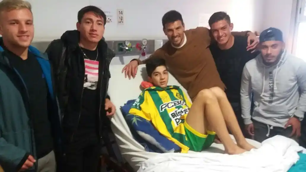 Jugadores de Aldosivi visitaron al menor baleado en una parada de colectivo