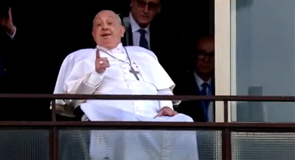 El Papa fue dado de alta y saludó a los fieles desde el Policlínico Gemelli