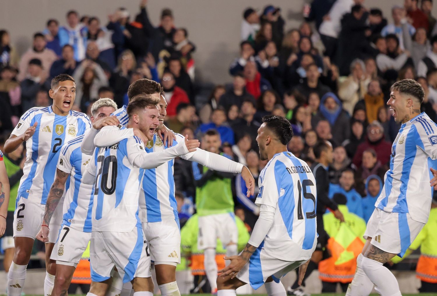 Argentina goleó a Chile 3 a 0 y sigue siendo único puntero en las Eliminatorias