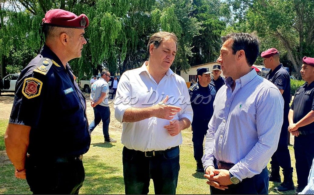 Diálogo entre el funcionario provincial y el jefe comunal, en el predio de Caballería