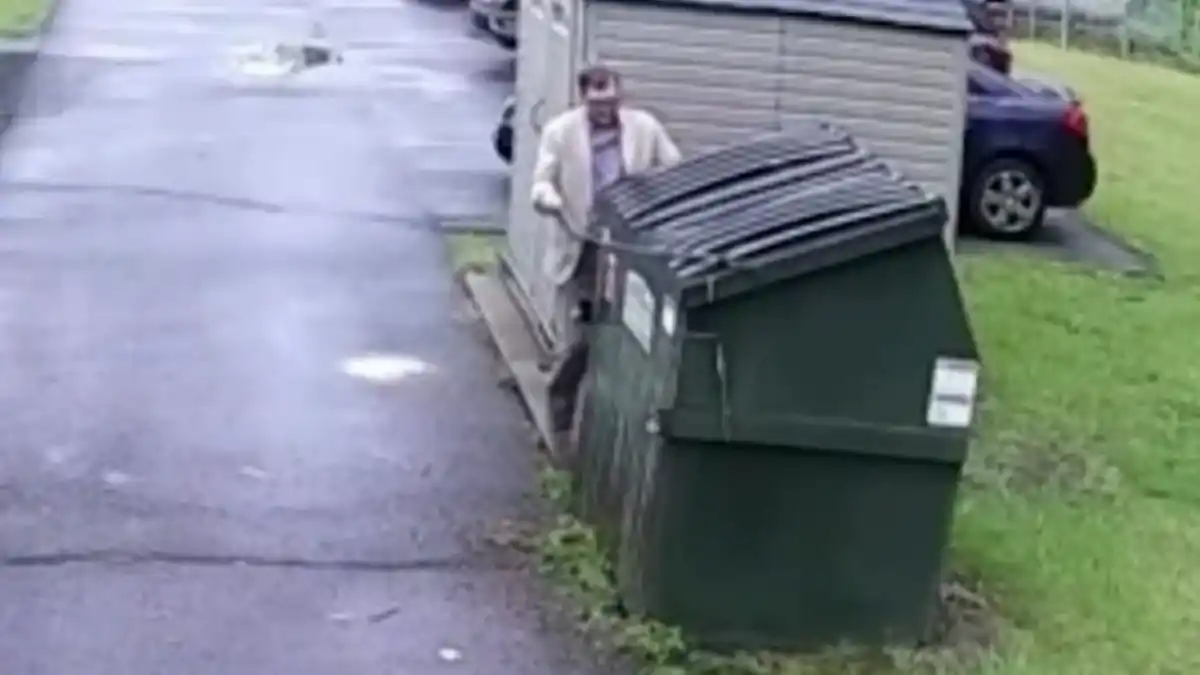 ¡NEGRO Y PELUDO! El susto que se llevó el director de un colegio cuando fue a botar la basura (VIDEO VIRAL)