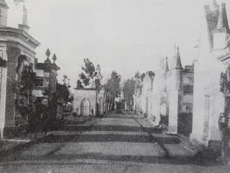 La cruz del viejo cementerio que quedó en el medio de Tandil