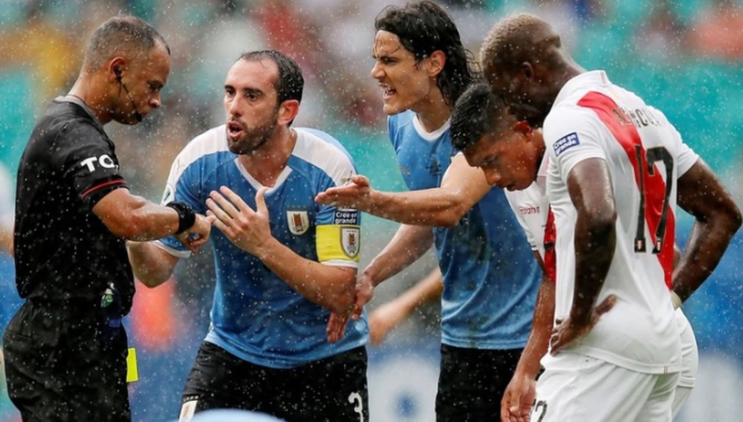 Perú eliminó a Uruguay en un partido polémico y se medirá ante Chile en las semifinales