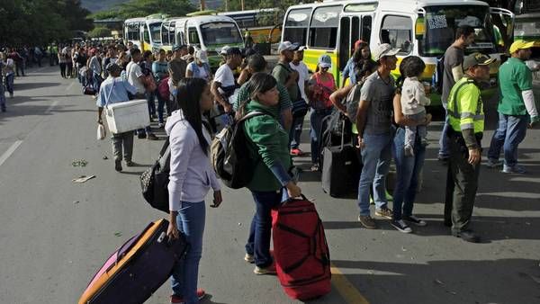 Miles de venezolanos cruzan a Colombia tras la reapertura de la frontera