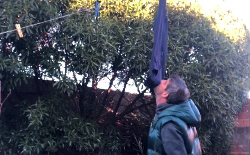 Fue a descolgar la ropa, se le había congelado y se puso a hacer equilibrio con el pantalón