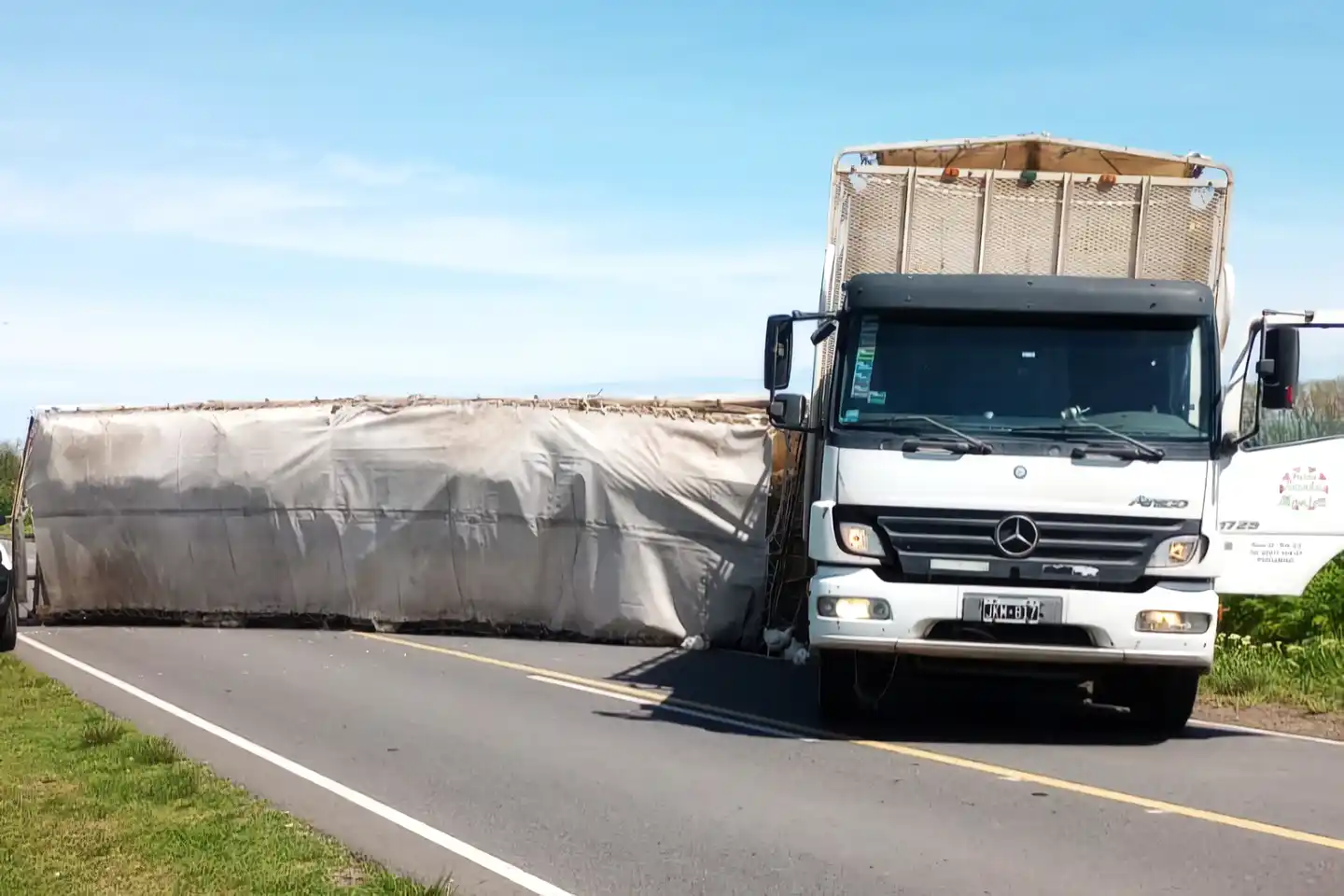 El acoplado, cargado con pollos, quedó atravesado en la ruta 191.