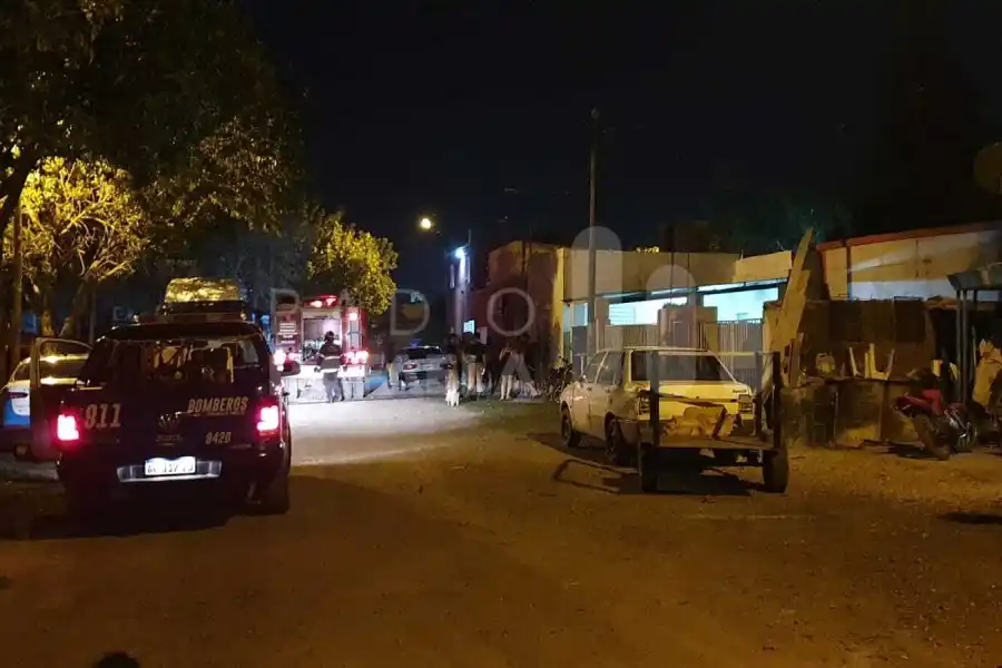 Preocupación por un principio de incendio en una vivienda interna fue finalmente controlado por Bomberos Zapadores