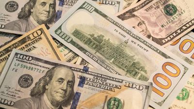 Más cepo al dólar: costará un 25% más para quienes gasten desde 300 dólares con tarjeta de crédito