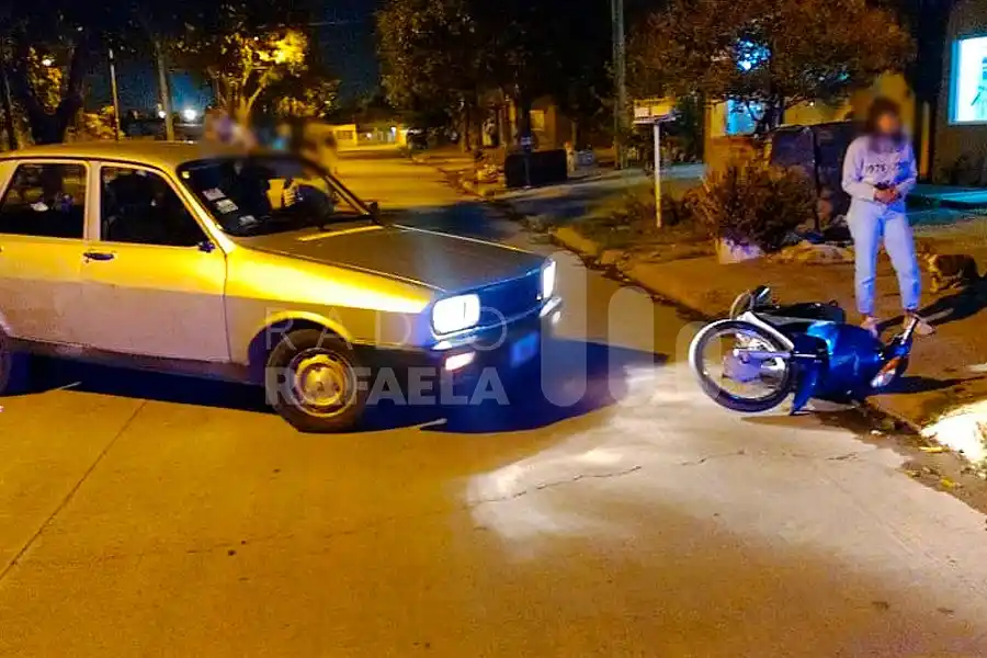 Intentaba entrar al garaje y se llevó puesta a una motociclista