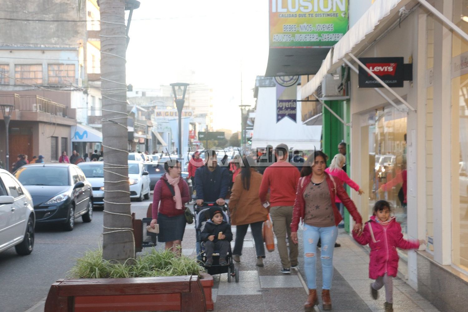 Día del Padre: las ventas subieron 1,4% y los rubros con más demanda fueron ropa y celulares