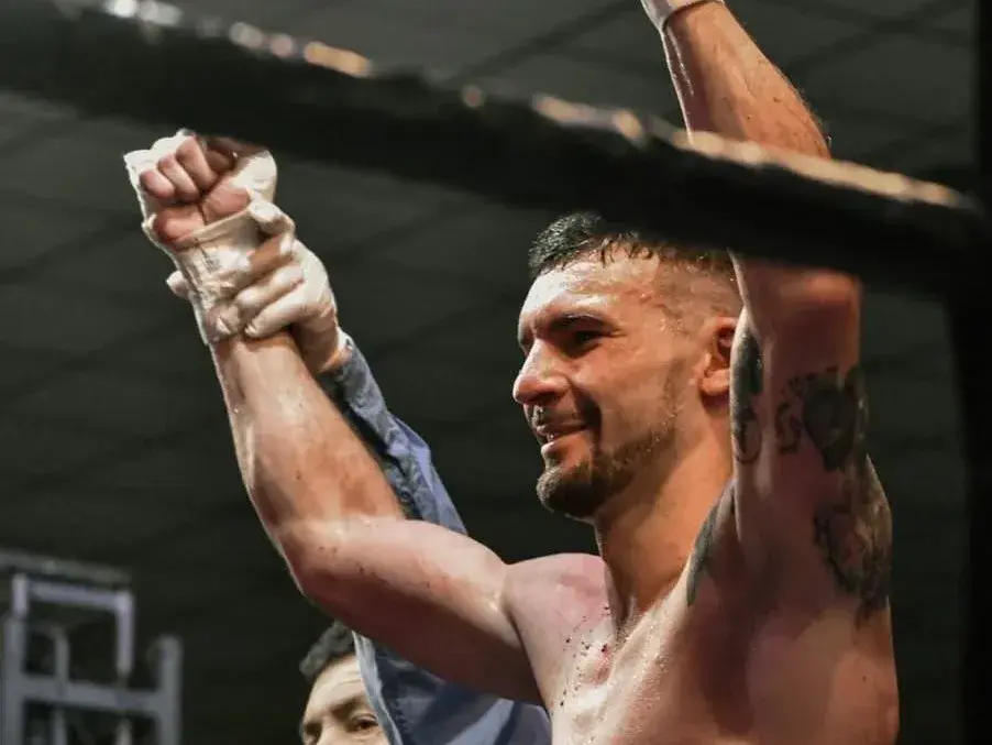 En al pelea de fondo, Rodrigo Mariani venció por puntos a Iván Díaz.  Foto:AR