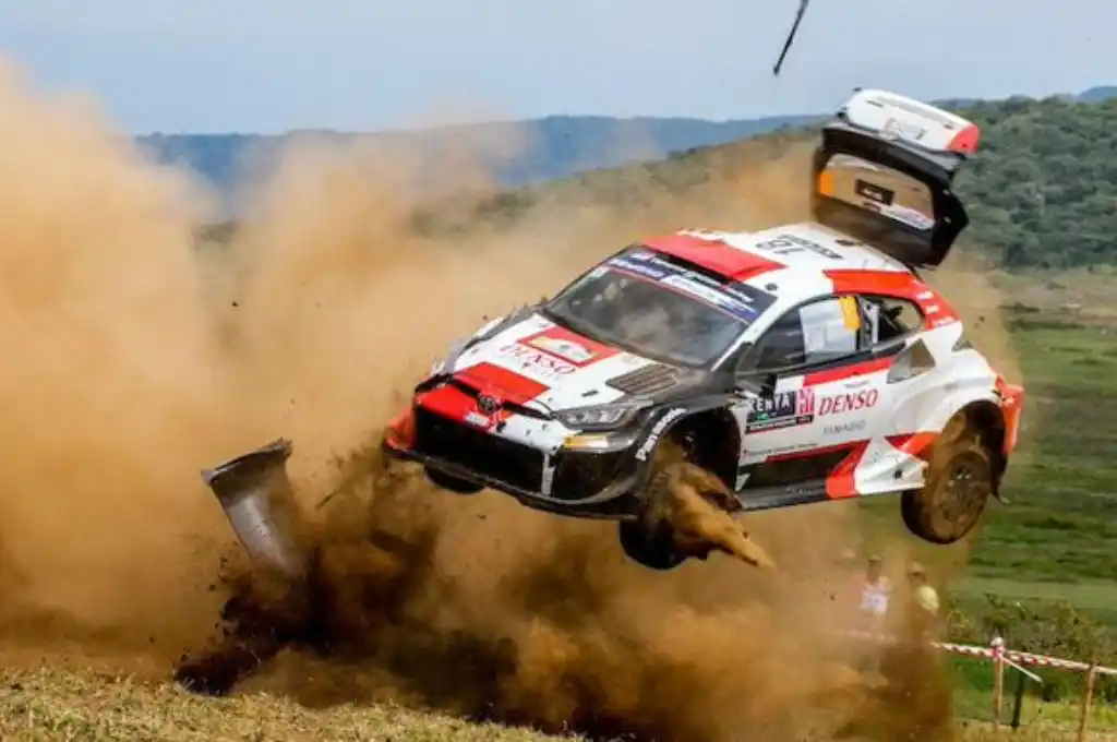 Con un espectacular vuelco de Takamoto Katsuta: así comenzó la acción en el Rally Safari de Kenya