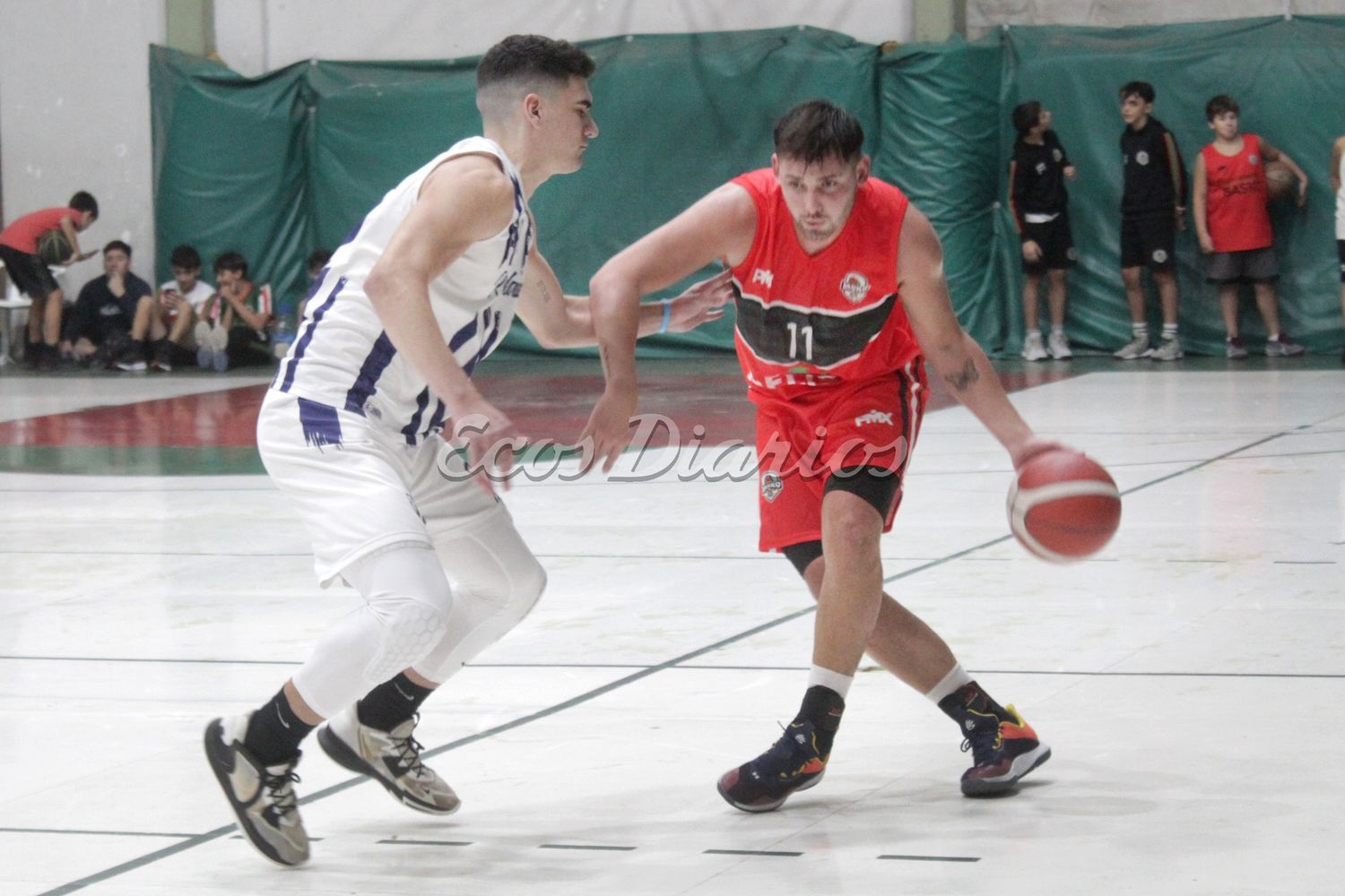 Tomás Betbeder avanza con la pelota, ante la presión de Juan Salinas
