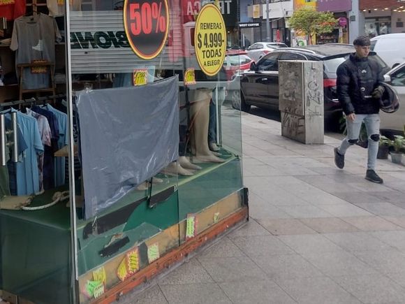 Otra vez: rompieron la vidriera de un local céntrico y robaron mercadería