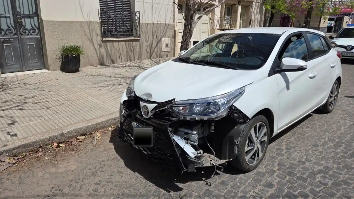 Choque entre auto y moto dejó dos jóvenes con lesiones