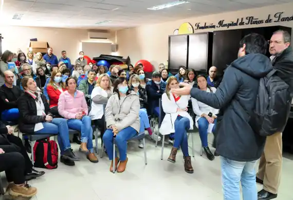 Masiva asamblea de Cicop en el Hospital, donde se resolvió exigir al Municipio que los reciba