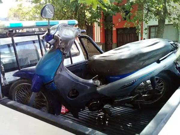 Cruzó un semáforo en rojo y agredió a agentes de Tránsito