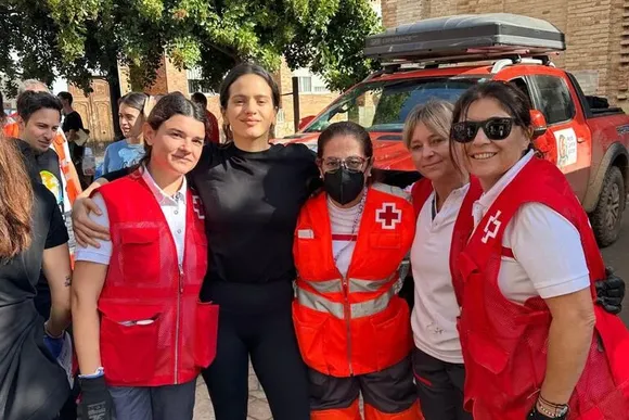 ROSALÍA se suma al voluntariado en Valencia: ASÍ REACCIONÓ LA GENTE (+Video)