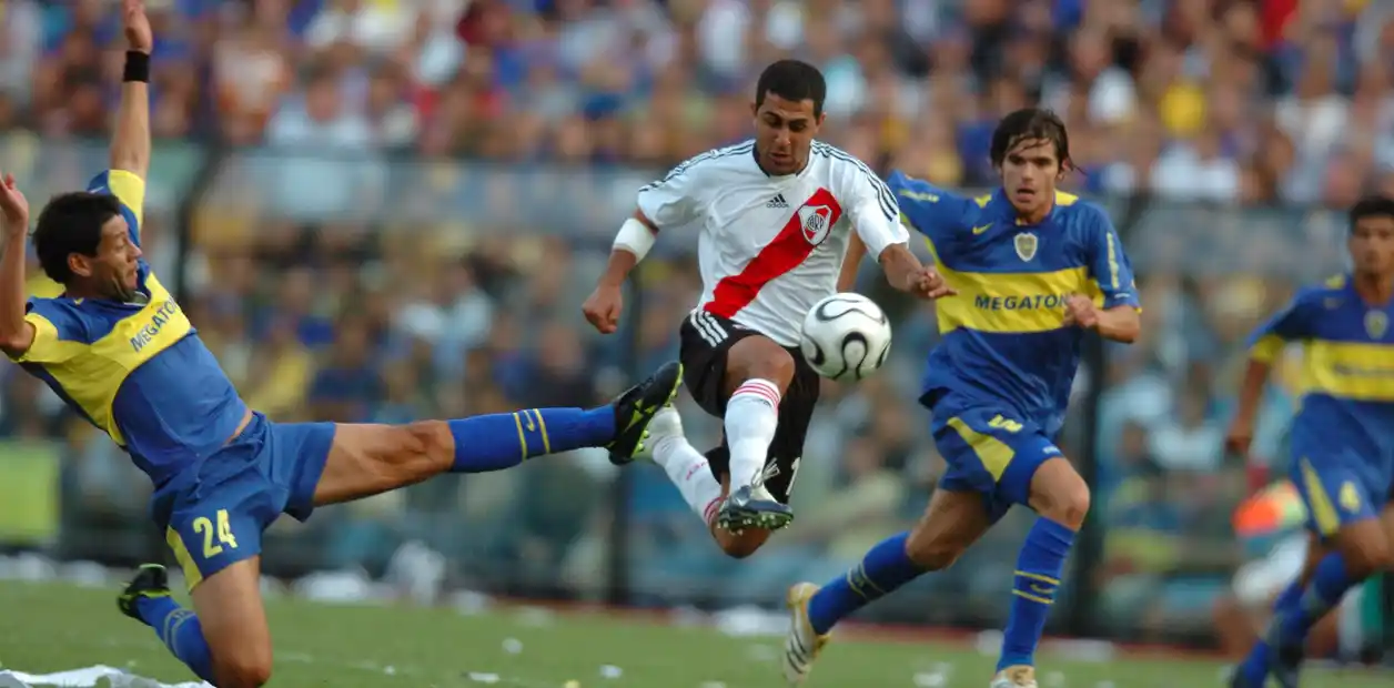 Palpitando la Superfinal: las 7 patadas más salvajes de los Superclásicos