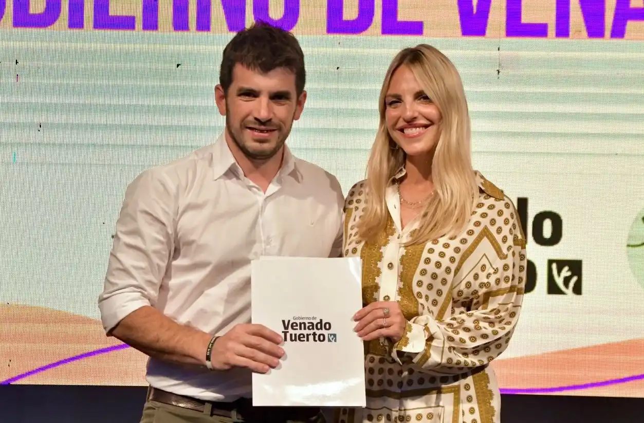 El intendente Chiarella y Helga Yasci, presidenta de la Fundación Trewa, tras la firma del convenio. Foto: MVT