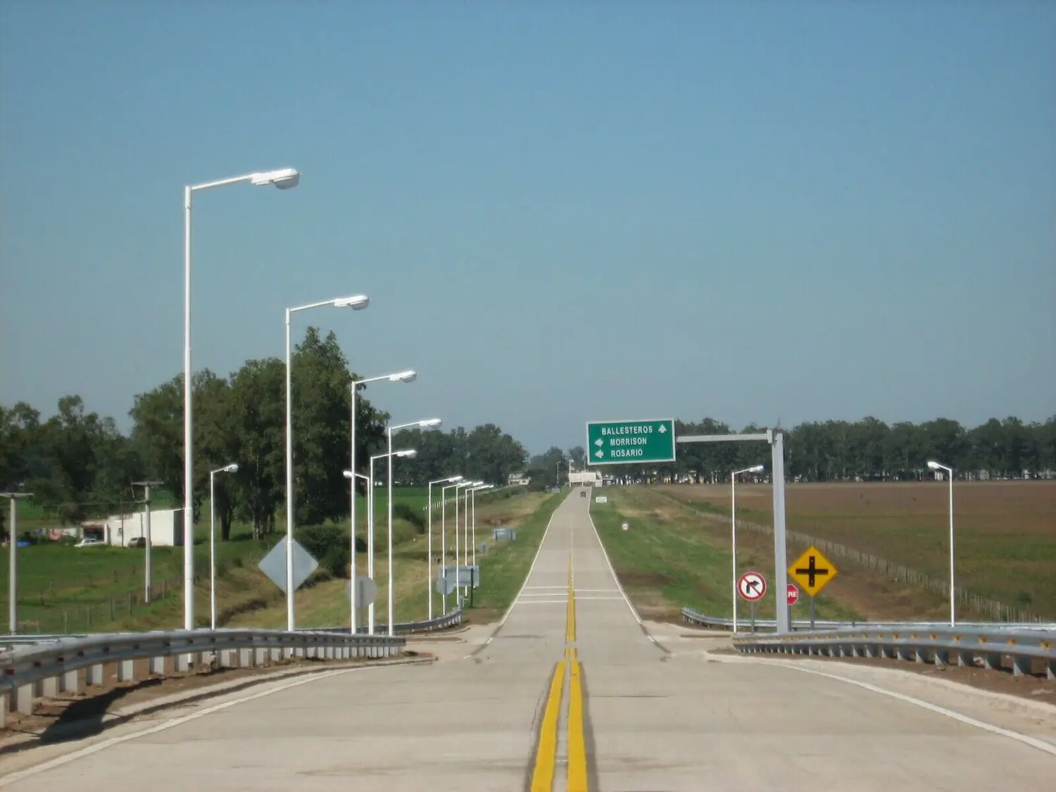 Cinco personas resultaron heridas tras un triple choque en la autopista Rosario-Córdoba.