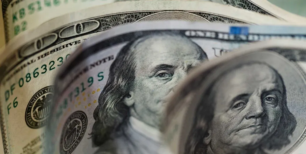 El dólar se encareció y el riesgo país marcó un nuevo máximo de 2025.