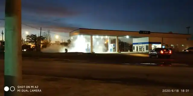 Un automóvil se incendió en una estación de servicio
