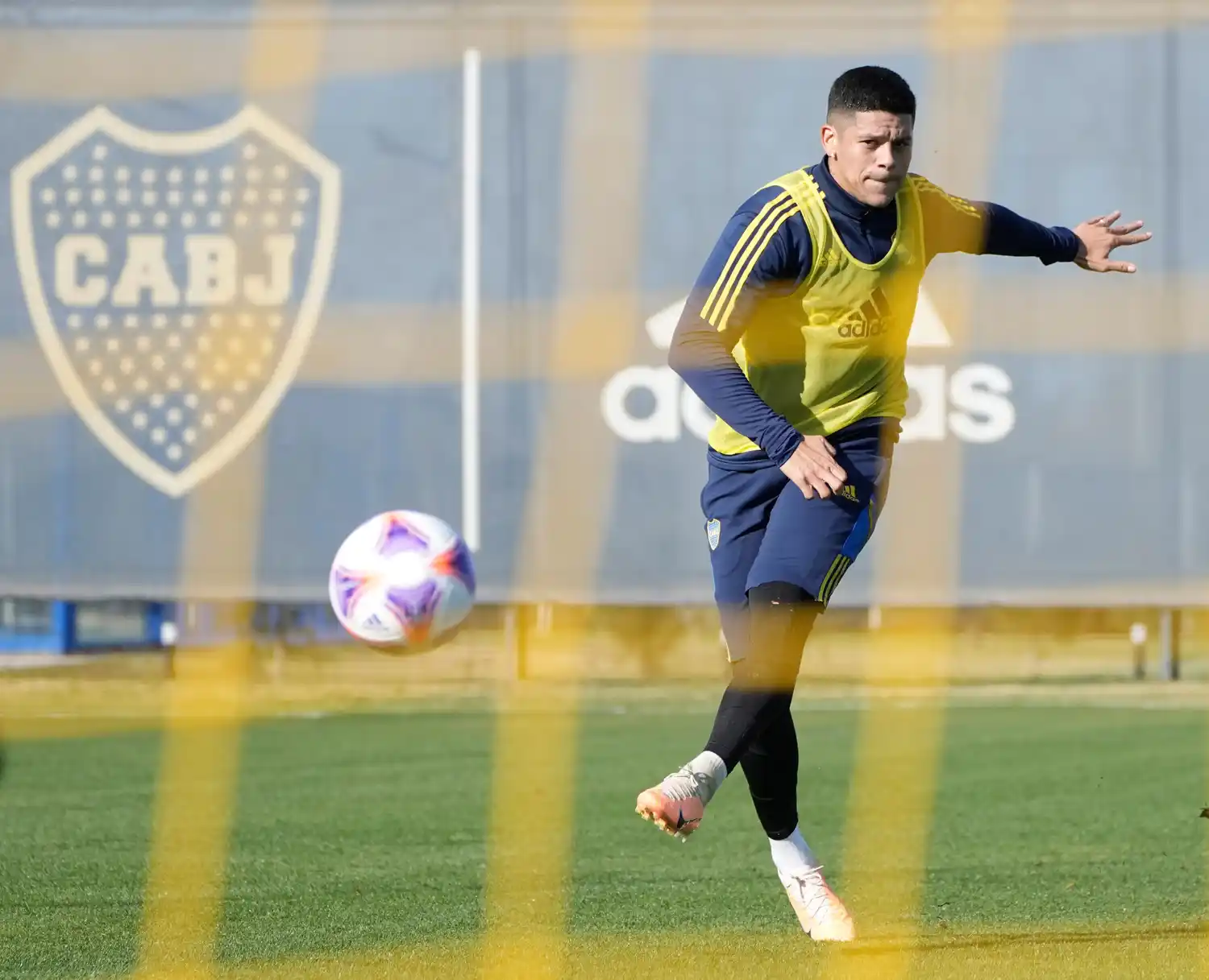 Rojo, titular en la defensa de Boca.