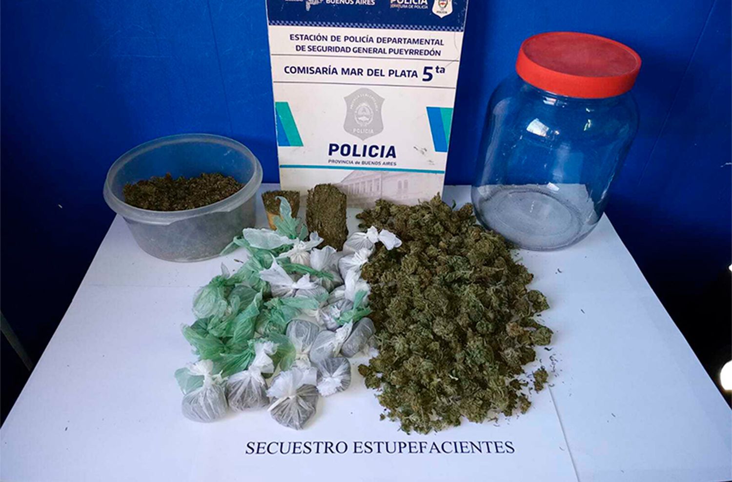 Fueron a hacer un allanamiento por violencia familiar y hallaron marihuana fraccionada para su venta