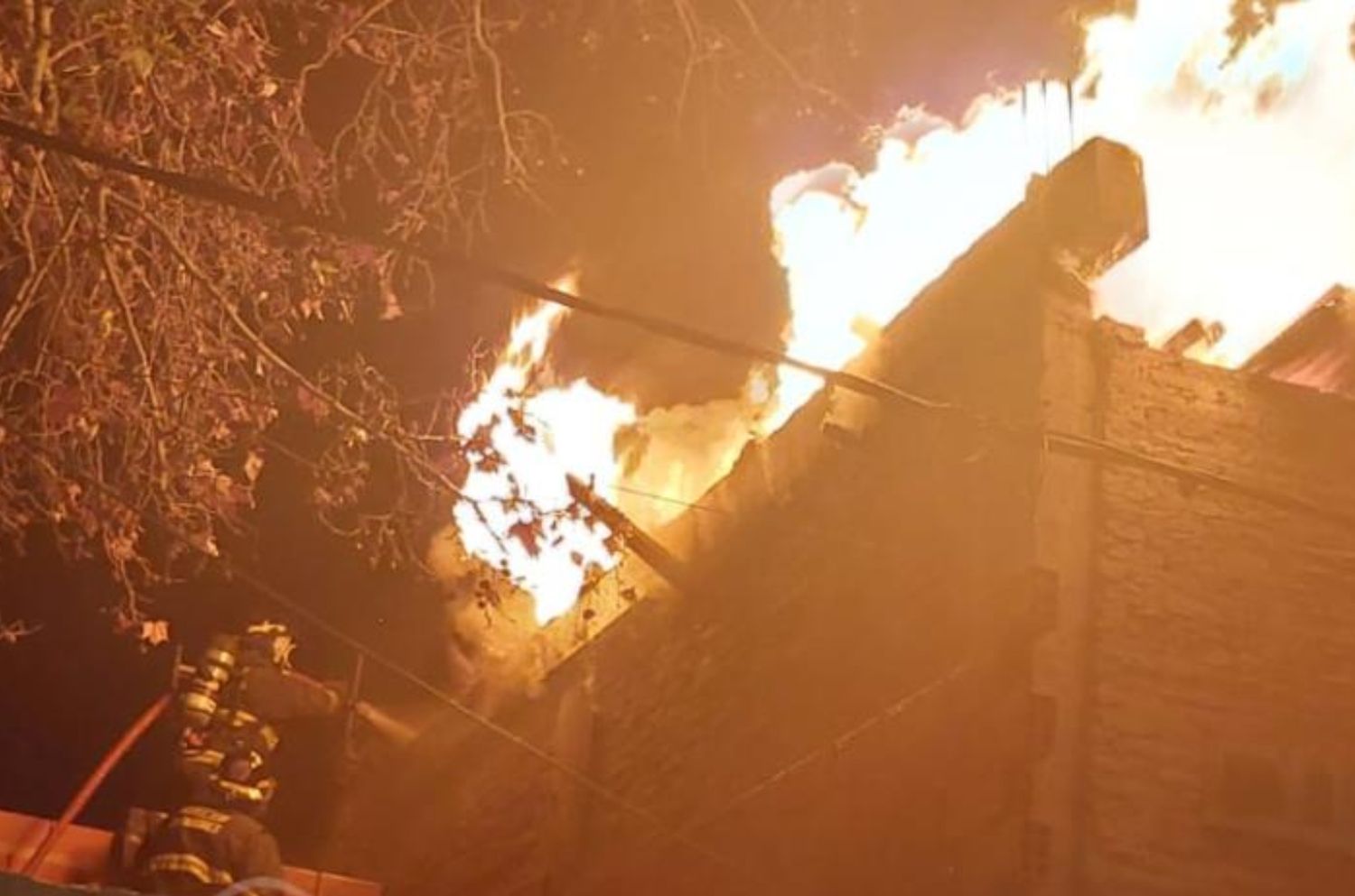 Incendio de gran magnitud en un depósito de zona norte