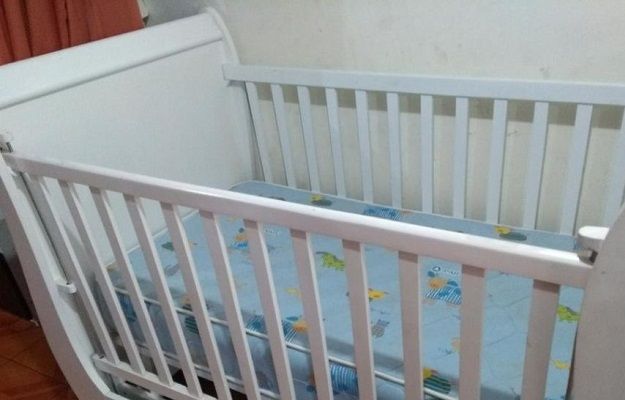 Su bebé lloraba toda la noche, puso una cámara y lo que grabó lo espantó