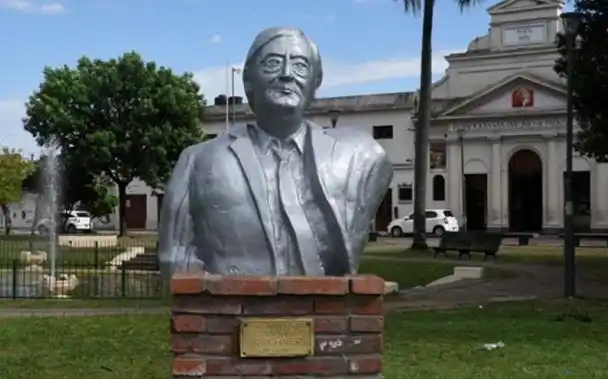 Cambiemos quiere retirar un busto de Kirchner y cambiar el nombre a un paseo