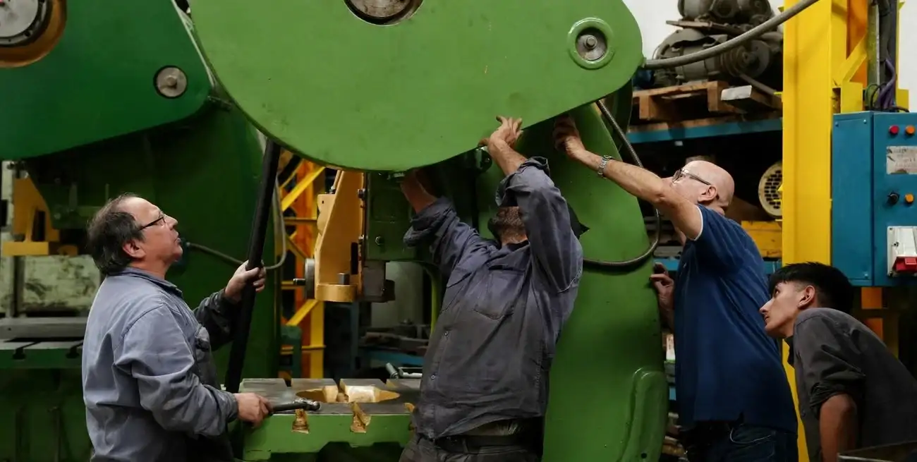 La actividad económica en abril mostró un retroceso del 1,5% mensual, a pesar de un crecimiento interanual del 1,6%, según el último informe del INDEC. Foto: REUTERS / Irina Dambrauskas