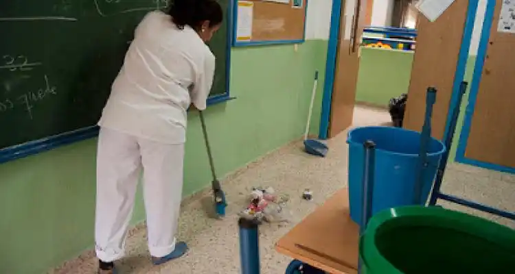 Paro de auxiliares impide el normal dictado de clases