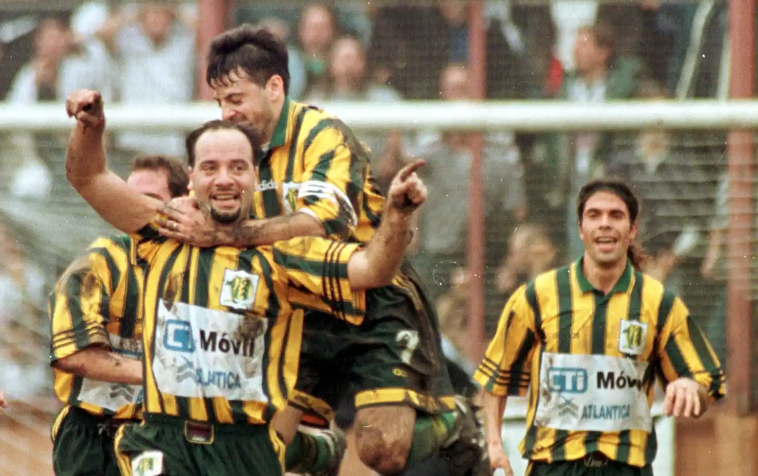 Osvaldo "Tita" Rizzo en pleno festejo con Pablo Corti.