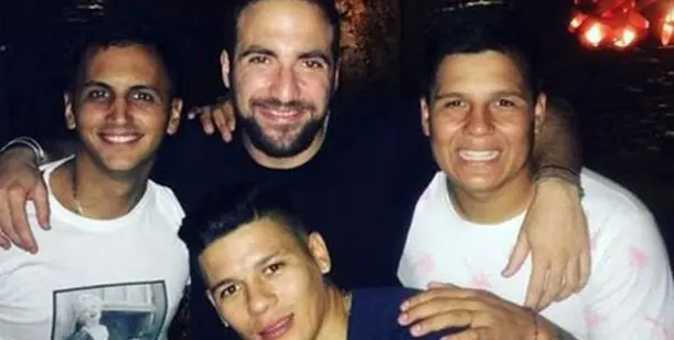 Escándalo en la Selección: El video de Higuaín y Rojo de fiesta y fumando