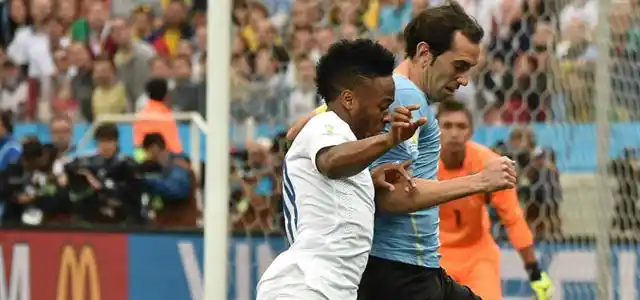 Con dos goles de Luís Suárez, Uruguay ganó 2 a 1 y complicó a Inglaterra 