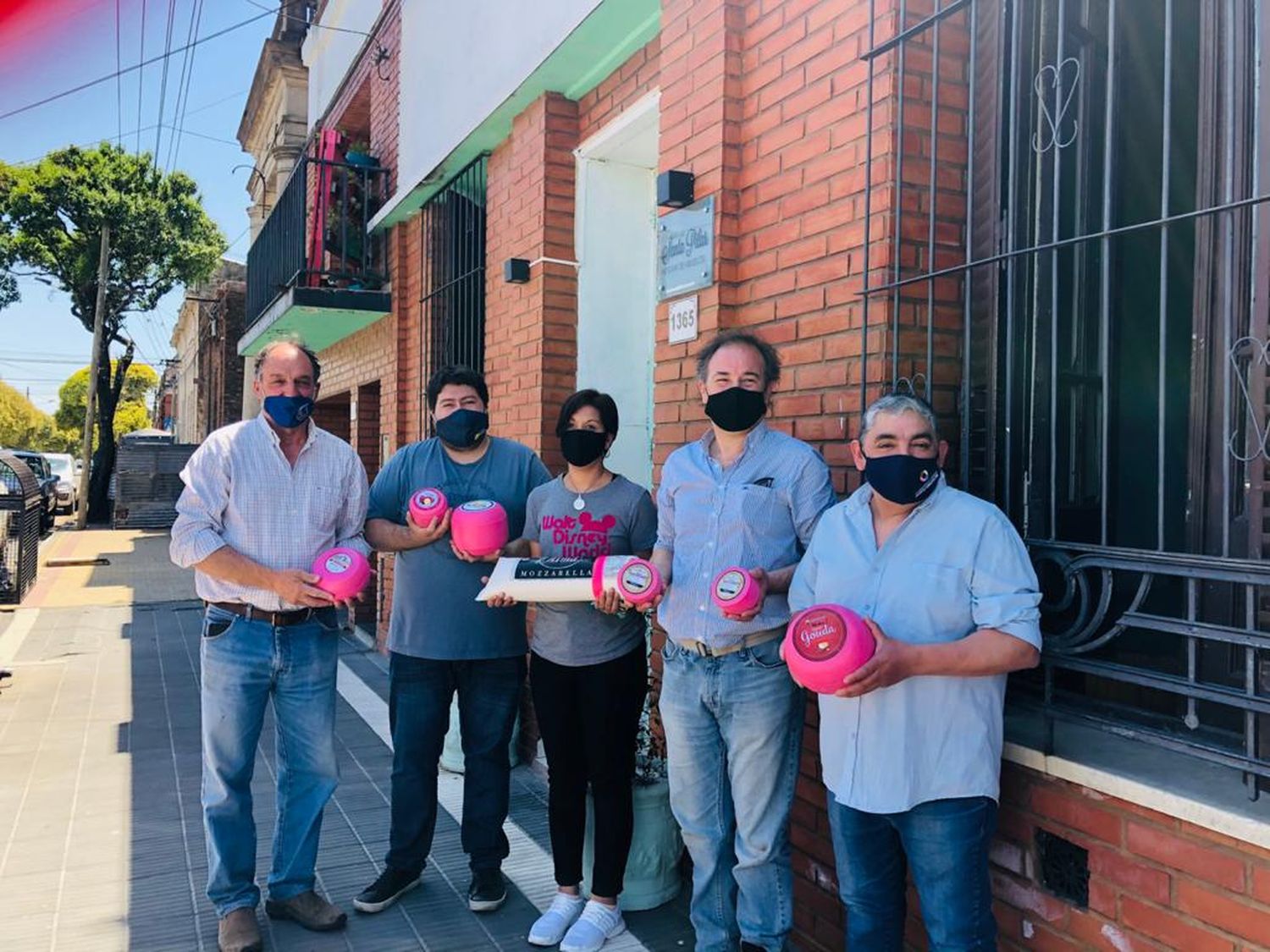 Cuenca y Cluster donaron quesos y leche en tres hogares durante la campaña “Huesos Sanos” 