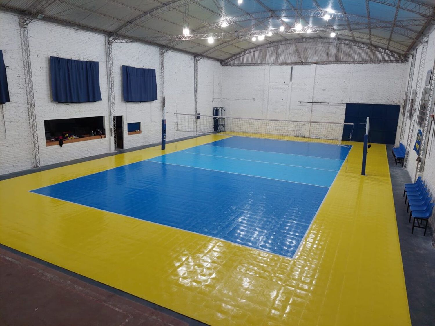 Voley: presentaron el nuevo piso deportivo del Carreras Atletic Club