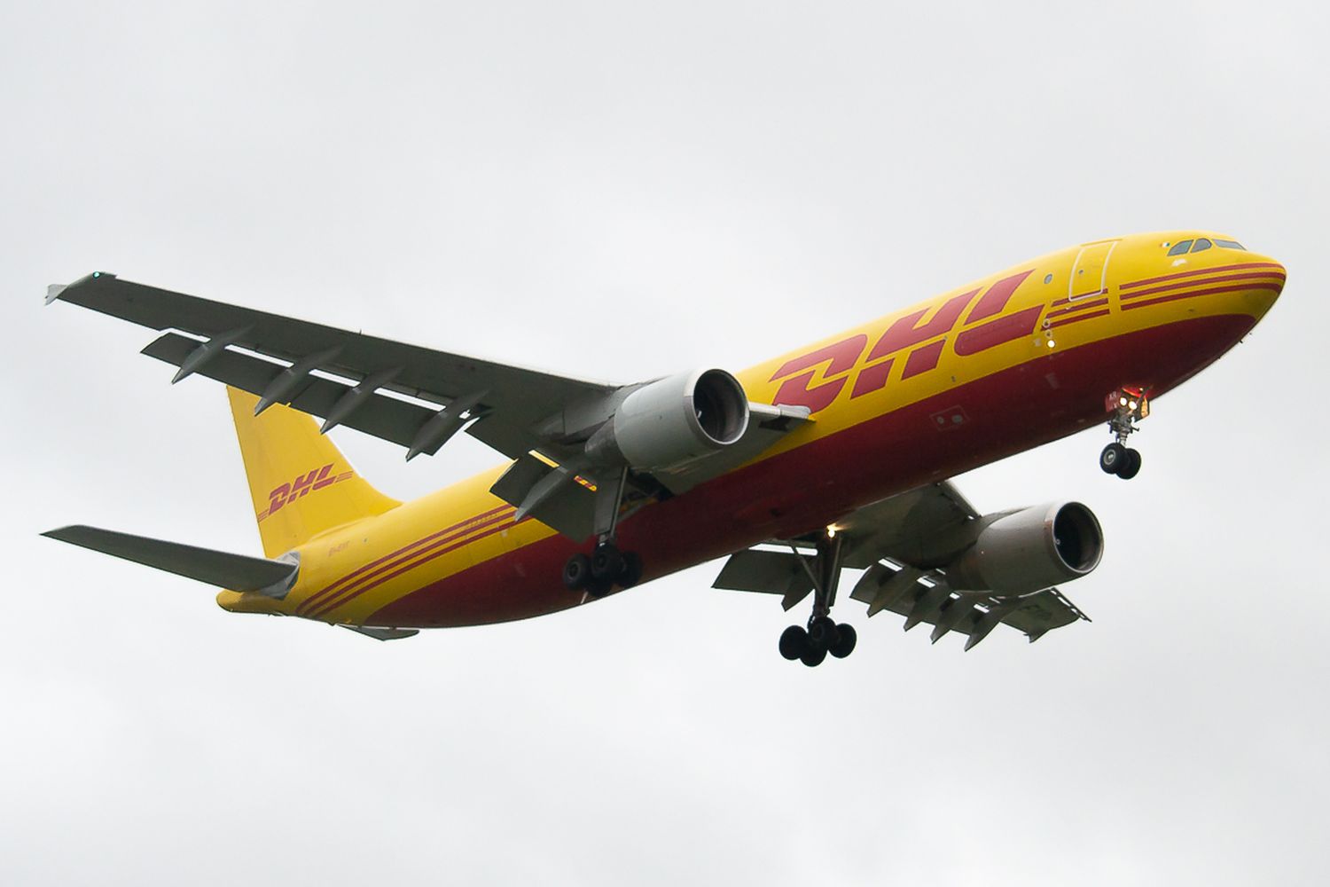 DHL advierte sobre los cuidados para el transporte aéreo de autos eléctricos