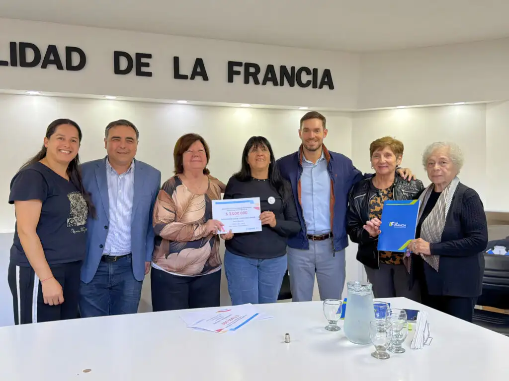 Representantes del gobierno de Córdoba concretaron el aporte económico a instituciones de La Francia.